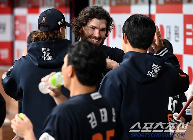 10일 고척스카이돔에서 열린 한화와 키움의 경기, 6회말 투구를 마친 한화 폰세가 선발진과 뜨거운 포옹을 나누고 있다. 고척=허상욱 기자wook@sportschosun.com/2025.05.10/