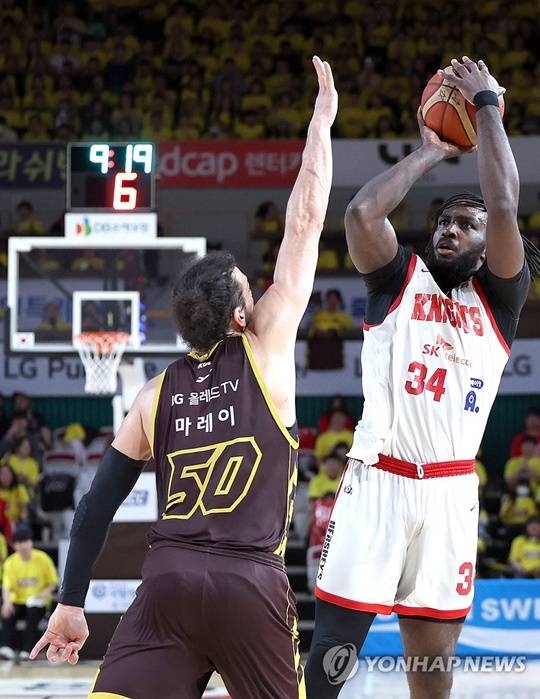 아셈 마레이 앞에서 공격을 펼치는 자밀 워니. ⓒ연합뉴스