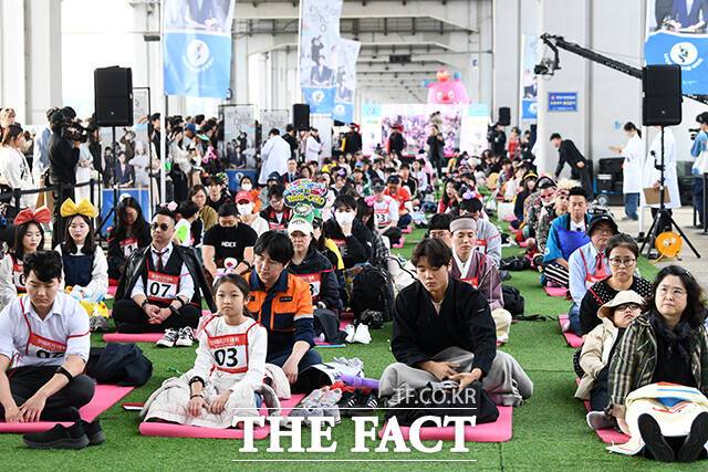 2025 한강 멍때리기 대회가 11일 오후 서울 서초구 반포한강공원 잠수교에서 열린 가운데 참가자들이 멍하니 앉아 있다. /서예원 기자