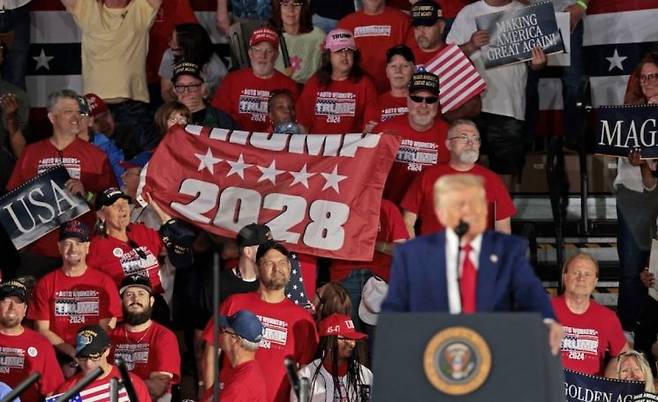 지난달 29일(현지시간) 도널드 트럼프 미국 대통령의 취임 100일을 맞아 진행된 집회에서 지지자들이 '트럼프 2028'이 적힌 현수막을 들고 있다. AFP·게티이미지