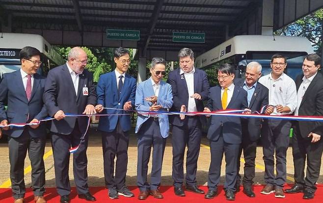 한자연이 지난 9일(현지시각) 파라과이 이타이푸 발전소에서 개최한 ‘친환경 전기버스 인도식’에서 (좌측에서 세 번째 부터) 진종욱 한국자동차연구원장, 윤찬식 주파라과이 대한민국 대사, 하비에르 히메네스 파라과이 산업통상부장관 등 주요 관계자들이 기념행사를 진행하고 있다. 한국자동차연구원 제공