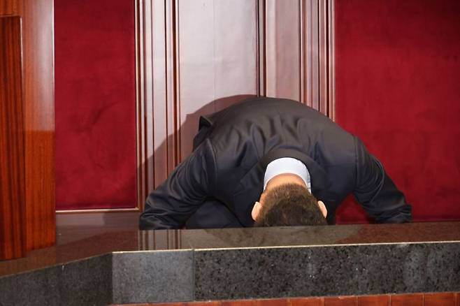 김문수 국민의힘 대선 후보가 11일 서울 여의도 국회에서 열린 의원총회에서 큰절을 하고 있다. 연합뉴스