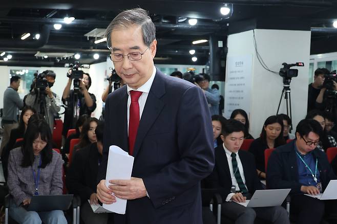 국민의힘에 입당한 한덕수 대선 예비후보가 10일 서울 여의도 중앙당사에서 현안 관련 긴급 기자회견을 마친 뒤 이석하고 있다./뉴스1