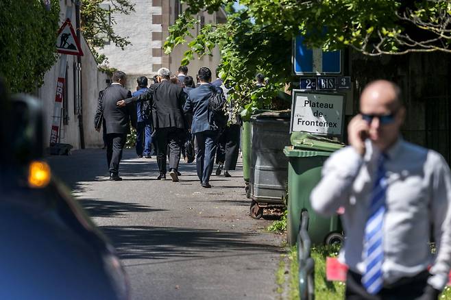 10일 미국과 중국 고위 당국자 간의 관세 협상이 열린 스위스 제네바에서 중국 대표단 일행이 협상 장소인 유엔 제네바 사무소 주재 스위스 대사관저로 들어가고 있다. /AFP 연합뉴스