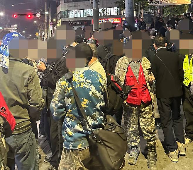 In the early hours of Apr. 30, day laborers crowded the sidewalk outside Seoul’s Namguro Station, home to the largest construction labor market in the greater capital area. /Kim Myung-il