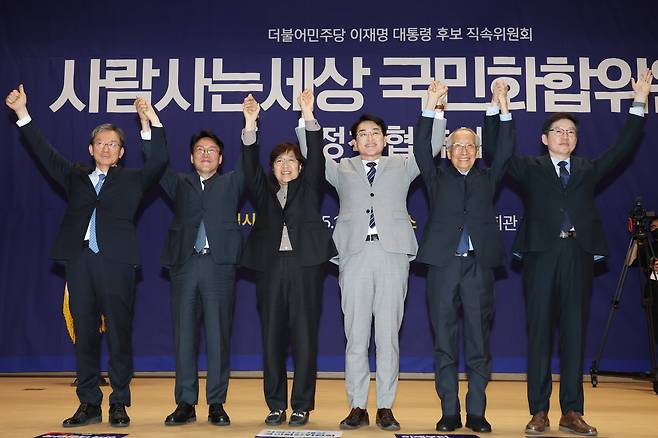 11일 국회에서 열린 더불어민주당 이재명 대선 후보 직속 사람사는세상 국민화합위원회 정책협약식. 왼쪽부터 민주당 정성호 국가인재위원장, 김민석 상임선대위원장, 정은경 총괄선대위원장, 박용진 국민화합위원장, 윤여준 총괄선대위원장, 김경수 총괄선대위원장. /뉴스1