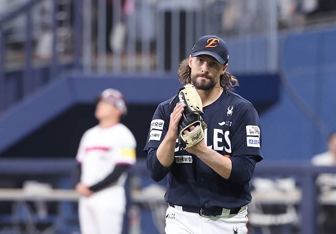 11일 서울 고척스카이돔에서 열린 프로야구 한화 이글스와 키움 히어로즈의 경기. 8이닝을 무실점 호투로 마친 한화 선발 와이스가 기뻐하고 있다. /연합뉴스