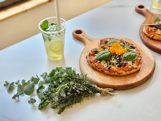 ‘로컬 피자 만들기’에 참여해 직접 만든 피자와 모히토. 유칼립투스 다발도 놓여있다. /김민정 기자