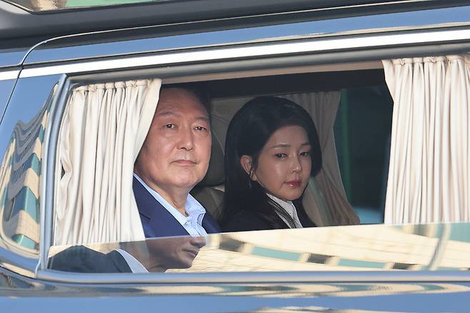 윤석열 전 대통령과 김건희 전 여사가 11일 오후 서울 용산구 대통령 관저를 떠나고 있다. /뉴스1