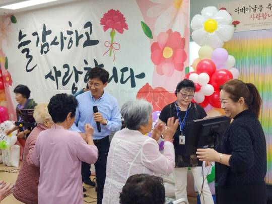 논산 성심실버주간센터는 지난 8일 어버이날을 맞아 감동적인 '효(孝) 공연'을 개최해 어르신과 가족들에게 잊지 못할 하루를 선사했다. 정종만 기자