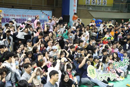 청주실내체육관에서 10일 열린 제7기 충북 100인의 아빠단 발대식. 충북도 제공