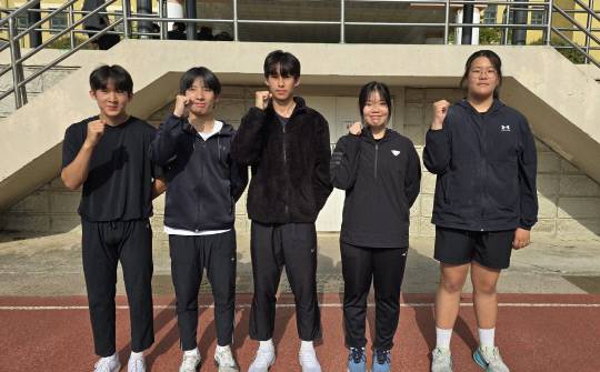 대전 송촌중학교 학생들이 최근 교내 운동장에서 제54회 전국소년체전 금메달을 목표로 각오를 다지고 있다.(왼쪽부터) 변준서(3학년)·이은규(2)·고현준(3)·이유미(2)·김채연(1) 선수. 이성현 기자