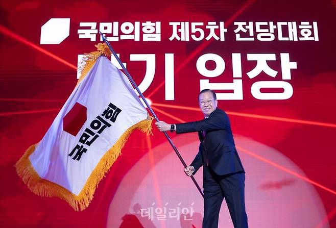 권영세 국민의힘 비상대책위원장(사진)은 10일 새벽 김문수 대선 후보의 선출을 취소하고 한덕수 후보로 재선출하는 절차를 주도했으나, 전당원투표가 예상을 뒤엎고 부결로 나오는 바람에 자리를 내려놓을 수밖에 없게 됐다. ⓒ데일리안 홍금표 기자