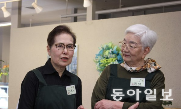 ‘혼밥’ 하는 독거 세대를 불러내기 위해 아파트 단지 내에서 식당을 운영하는 주민들. 두 사람은 70대, 80대지만 이웃을 위해 일하는 사람 특유의 생기가 넘친다.  요코하마=서영아 기자sya@donga.com