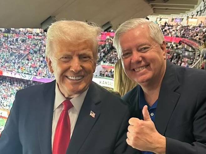 올 2월 슈퍼볼 경기장에서 만난 트럼프 대통령(왼쪽)과 그레이엄 의원. 사진 출처 그레이엄 의원 인스타그램