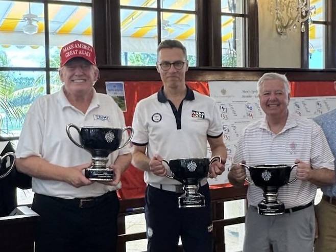 올 3월 트럼프 대통령(왼쪽)의 플로리다주 사저 인근 골프장에서 라운딩에 나선 스투브 대통령(가운데)과 그레이엄 의원. 사진 출처 그레이엄 의원 X