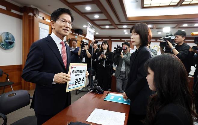 김문수 국민의힘 대통령 후보가 11일 오전 경기 과천 중앙선거관리위원회에서 제21대 대통령 선거 후보자 등록을 하고 있다.  2025.5.11. 박형기 기자 oneshot@donga.com