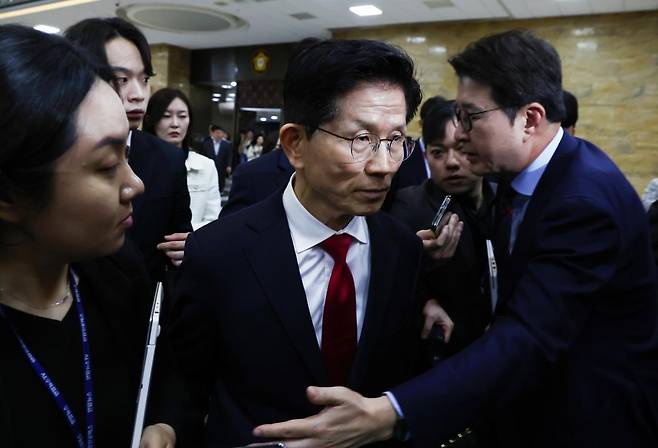 -김문수 국민의힘 대통령 후보가 9일 오전 서울 여의도 국회에서 열린 의원총회에서 굳은 표정으로 나오자 신동욱 수석대변인이 이를 말리고 있다. 2025.5.9/뉴스1