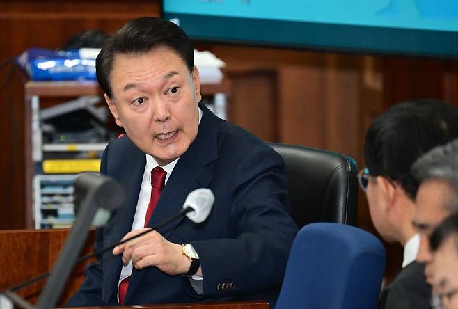 12·3 비상계엄을 선포해 내란 우두머리 혐의로 재판에 넘겨진 윤석열 전 대통령이 21일 오전 서울 서초구 서울중앙지법 417호 법정에 앉아 변호인단과 대화를 하고 있다. 2025.04.21 사진공동취재단