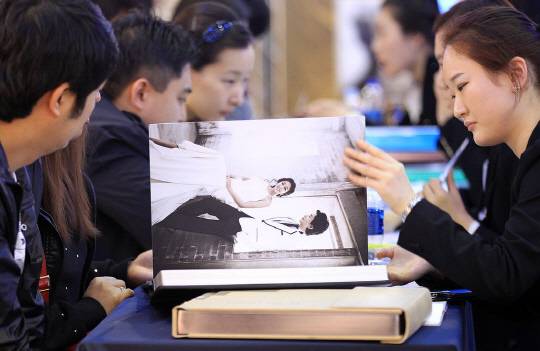 공정거래위원회가 결혼 준비 과정에서 업체들의 갑질에 대해 시정조치를 하고 있지만 여전히 '웨딩갑질'로 볼 수 있는 사례가 올해도 지속되고 있는 것으로 나타났다. 연합뉴스