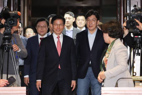 김문수 국민의힘 대선 후보가 11일 국회에서 열린 의원총회에 참석하고 있다. 오른쪽은 권성동 원내대표. [연합뉴스]