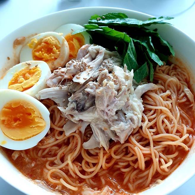 20250511_103854.jpg 닭기름에 비벼먹는 온가족 닭비빔국수(혼자 먹음)