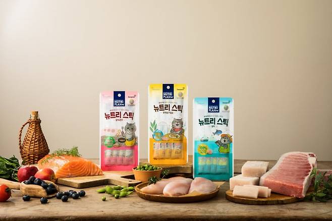 뉴트리플랜 반려묘 간식 뉴트리스틱 제품. 동원F&B 제공