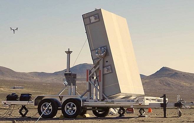 미국의 방산기업 에피루스사의 레오니다스 시스템 프로토타입. 지난 2023년 11월 1일(현지시간) 미국 육군에 인도됐다. 드론뿐만 아니라 로켓·대포·박격포·순항 미사일 등 다양한 위협으로부터 보호하는 간접화력 방어능력(IFPC, Indirect Fire Protection Capability)과 레이저, 고출력 마이크로파(HPM, High Power Microwave) 기술을 결합한 물리적 요격 기능을 갖췄다. 에피루스 홈페이지 캡처