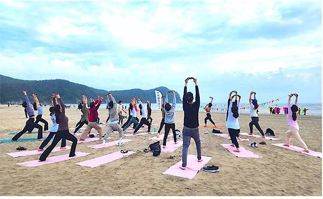 지난해 다대포 해수욕장에서 진행된 선셋 필라테스 모습. 부산시 제공