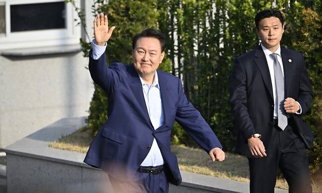 윤석열 전 대통령이 지난 4월11일 서울 한남동 대통령 관저에서 나와 서울 서초동 자택으로 향하기 전 손을 흔들고 있다. 공동취재사진