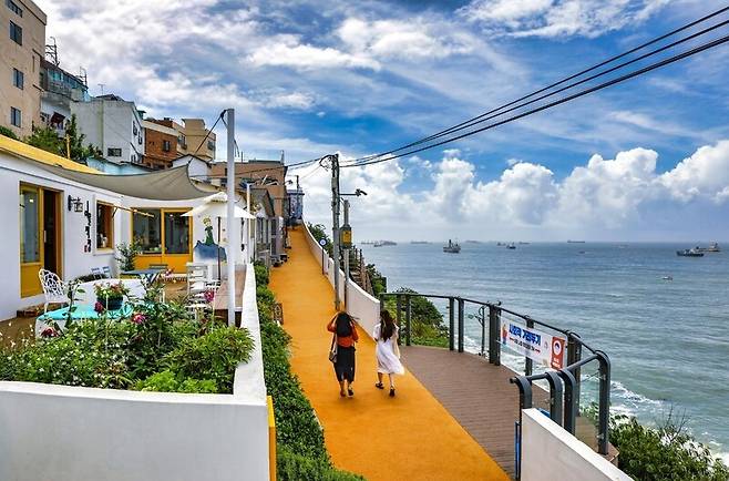 부산 영도구 흰여울마을. 부산시 제공