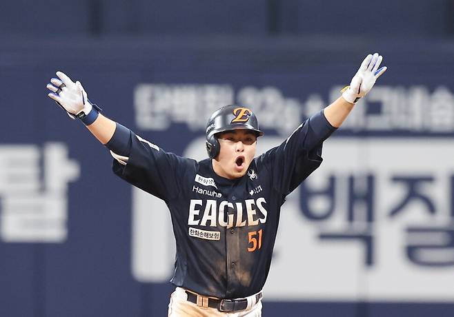 한화 이글스 문현빈이 11일 서울 고척스카이돔에서 열린 2025 KBO리그 키움 히어로즈와 경기 9회초 1사 2루에서 적시타를 친 뒤 기뻐하고 있다. 연합뉴스