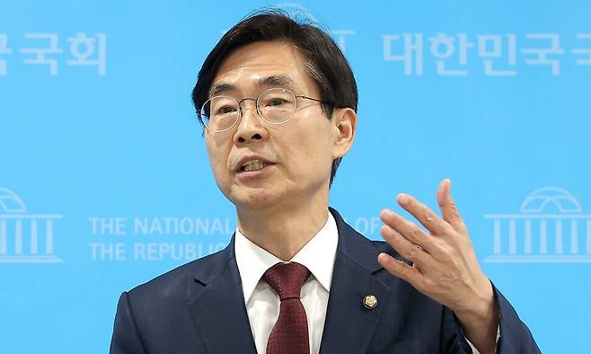 조경태 국민의힘 의원이 10일 국회 소통관에서 당의 김문수 대선 후보 선출 취소와 한덕수 후보 재선출 절차 착수 조치와 관련한 규탄 및 철회 촉구 기자회견을 마친 뒤 취재진 질문에 답변하고 있다. 연합뉴스