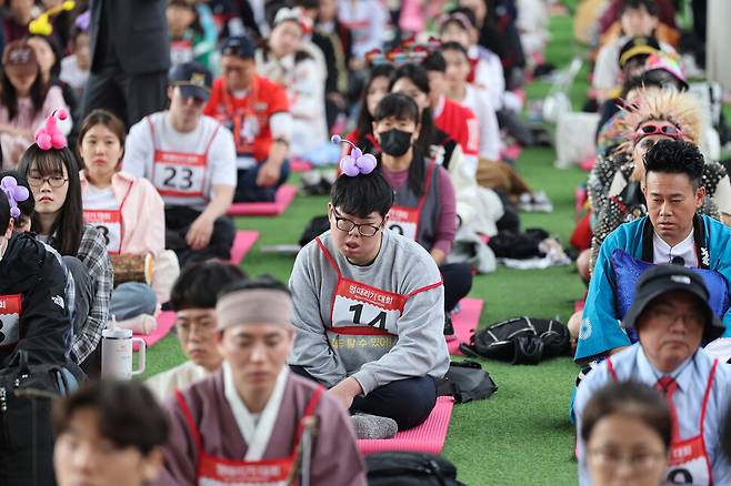 2025 한강 멍때리기 대회 참가자들이 11일 서울 서초구 반포한강공원 잠수교에서 멍하게 앉아있다. 김영원 기자 forever@hani.co.kr