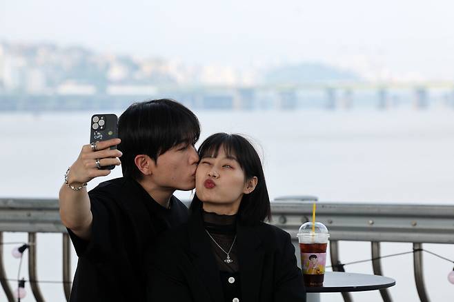 2025 차 없는 잠수교 뚜벅뚜벅 축제가 열린 11일 서울 서초구 반포한강공원 잠수교에서 시민들이 사진을 찍고 있다. 김영원 기자 forever@hani.co.kr