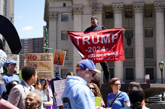 도널드 트럼프 미국 대통령의 한 지지자가 10일(현지시각) 미국 뉴욕에서 열린 ‘반트럼프 집회’에서 집회를 방해하는 모습. REUTERS 연합뉴스