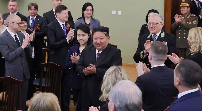 김정은 북한 국무위원장이 러시아 전승절(제2차 세계대전 승리) 80주년을 맞아 9일 오전 딸 주애와 함께 평양 주재 러시아대사관을 방문했다. 조선중앙통신 연합뉴스