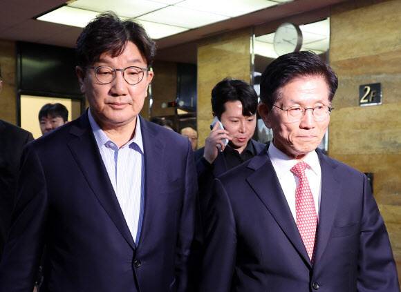 김문수 국민의힘 대통령 후보(오른쪽)가 11일 서울 여의도 국회에서 열린 의원총회에서 의원들과 기념사진을 찍은 뒤 권성동 원내대표와 이동하고 있다. 연합뉴스