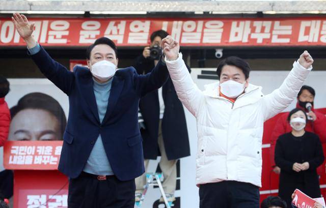 2022년 3월 5일 윤석열(앞줄 왼쪽) 당시 국민의힘 대선 후보와 안철수(오른쪽) 국민의당 대선 후보가 경기 이천시 산림조합 앞에서 공동 유세를 하고 있다. 연합뉴스