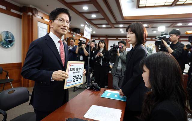 김문수 국민의힘 대선 후보가 11일 경기 과천시 중앙선거관리위원회에서 제21대 대통령선거 후보자 등록을 하고 있다. 과천=뉴스1