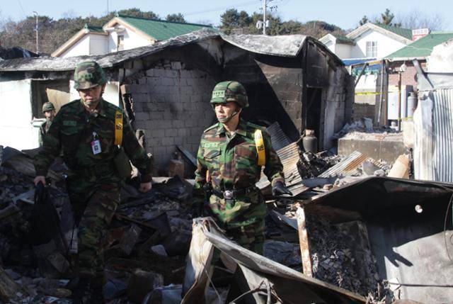 2010년 12월 9일 한민구 당시 합참의장이 전달 23일 벌어진 연평도 포격전 피해마을을 찾아 북한의 포격으로 폐허가 된 마을을 둘러보고 있다. 한 합참의장은 4년 뒤인 2014년 6월 국방장관으로 임명됐다. 한국일보 자료사진