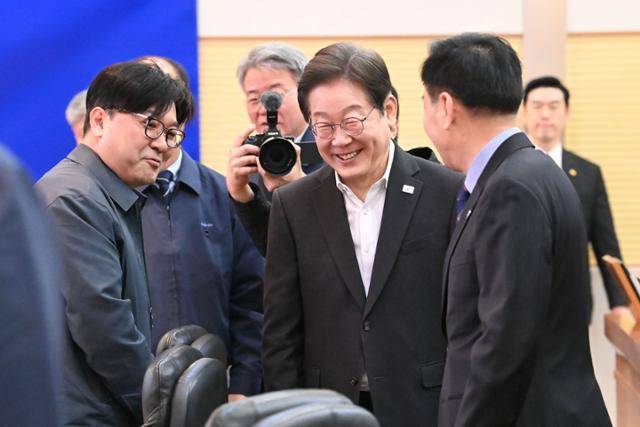 이재명 더불어민주당 대선 후보가 4월 17일 경선 후보 시절 대전 유성구 국방과학연구소를 방문해 관계자들과 인사하고 있다. 대전=국회사진기자단