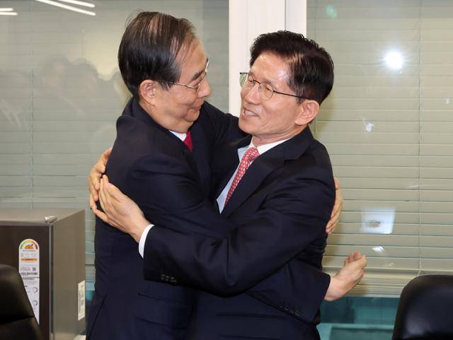 김문수 국민의힘 대선후보와 한덕수 전 국무총리가 11일 서울 여의도 국민의힘 대선후보 사무실에서 회동에 앞서, 포옹을 하고 있다. 뉴스1