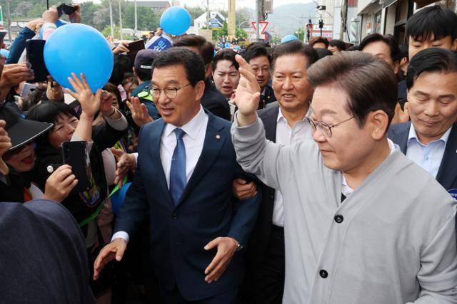 민심을 청취하는 '경청 투어'에 나선 이재명 더불어민주당 대선 후보가 11일 전남 화순군 화순읍 인근 거리에서 주민들에게 인사하고 있다. 화순=뉴시스