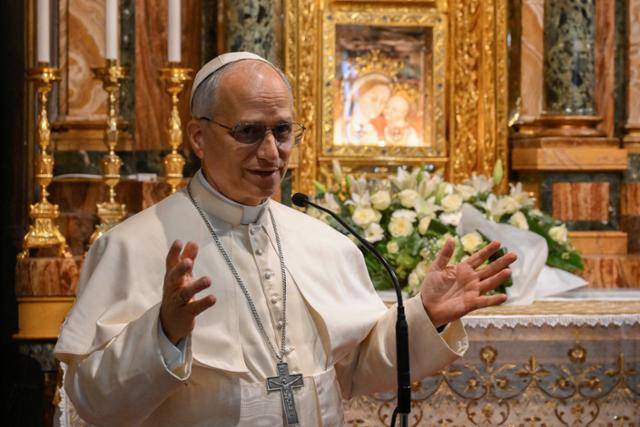 레오 14세 교황이 로마 외곽 제나치노의 '착한의견의 성모' 성당을 방문해 강론하고 있다. 이 성당은 교황이 총장으로 있던 아우구스트 수도회 소속 성당으로 알바니아에서 가져 온 오래된 성모 프레스코화(교황 오른쪽)로 유명하다. 레오 13세 교황도 이 성당을 좋아했던 것으로 알려져 있다. 로마=로이터 연합뉴스