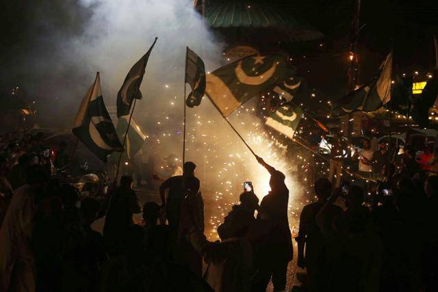 인도와 파키스탄 간 휴전이 전격 발효된 10일 파키스탄인들이 남부 신드주 하이데라바드에서 축하 집회를 열고 있다. 하이데라바드=AFP 연합뉴스