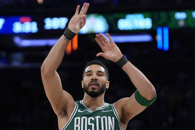 <yonhap photo-1647=""> Boston Celtics' Jayson Tatum reacts after scoring a 3-point basket during the second half of Game 3 of an NBA basketball second-round playoff series against the New York Knicks, Saturday, May 10, 2025, in New York. (AP Photo/Pamela Smith)/2025-05-11 07:26:10/ <저작권자 ⓒ 1980-2025 ㈜연합뉴스. 무단 전재 재배포 금지, AI 학습 및 활용 금지></yonhap>