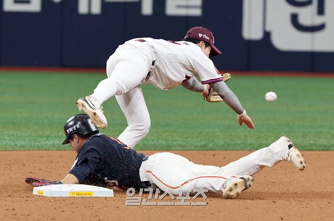 11일 오후 서울 고척스카이돔에서 열린 2025 프로야구 한화 와 키움 경기. 한화 문현빈이 3회 2사 1루 노시환 타석때 2루도루를 시도, 공이 빠지는 사이 베이스에 안착하고 있다. 키움 2루수 전태현 고척=정시종 기자 capa@edaily.co.kr /2025.05.11.