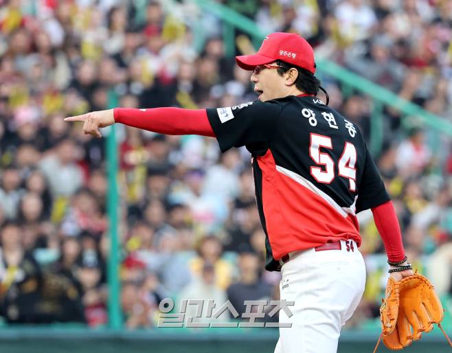 2025 KBO리그 프로야구 SSG 랜더스와 KIA 타이거즈의 더블헤더 2차전 경기가 11일 오후 인천SSG랜더스필드에서 열렸다. 3회말 2사 1루 양현종이 박성한을 스윙삼진으로 잡으며 포수 한승택에게 손짓하고 있다. 인천=김민규 기자/2025.05.11/