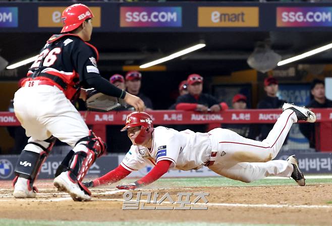 2025 KBO리그 프로야구 SSG 랜더스와 KIA 타이거즈의 더블헤더 2차전 경기가 11일 오후 인천SSG랜더스필드에서 열렸다. 6회말 무사 3루 최지훈의 희생플라이 때 3루주자 채현우가 홈으로 뛰어 득점하고 있다. 인천=김민규 기자&nbsp; /2025.05.11/